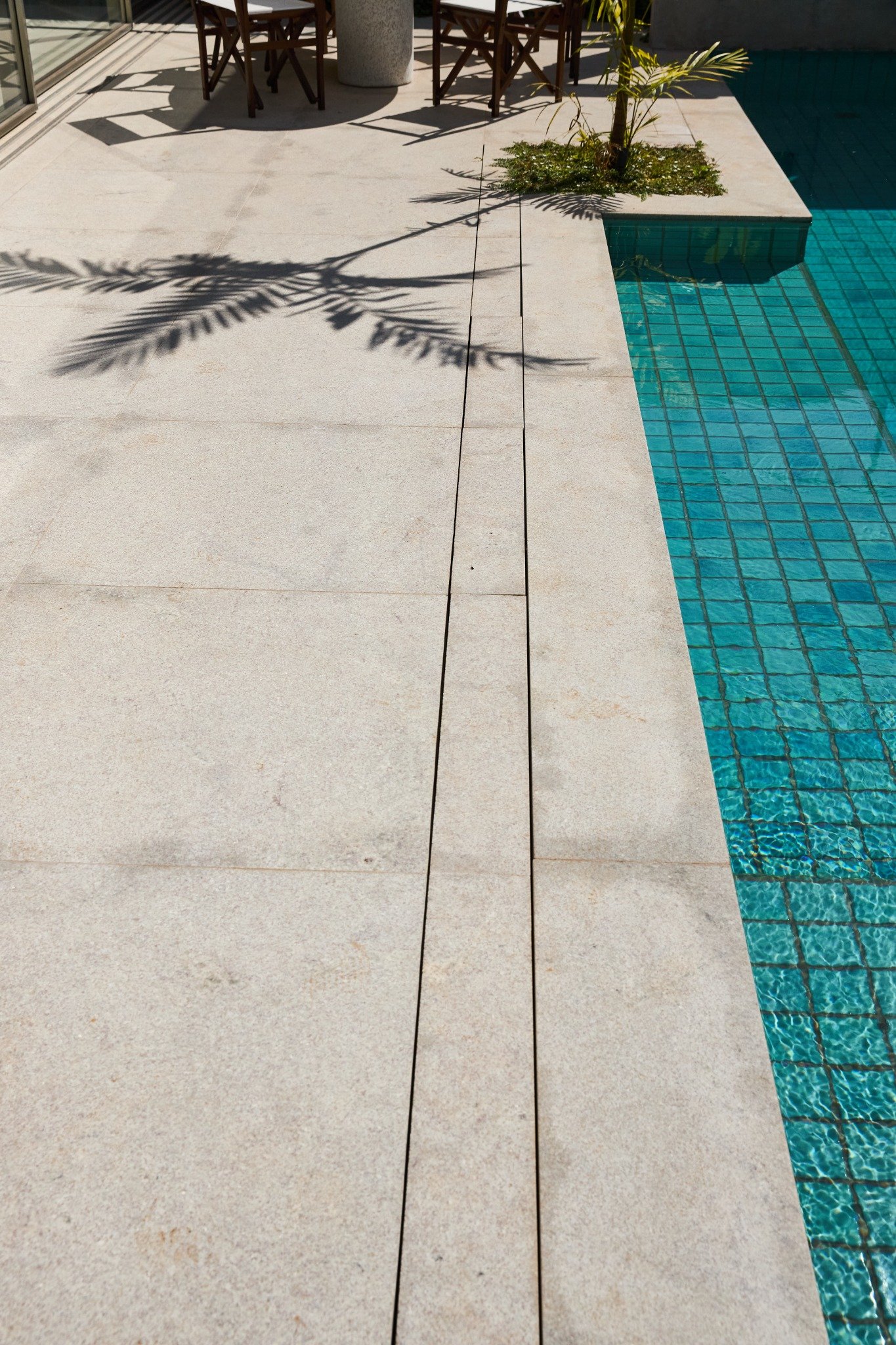 Detalhe do piso e borda da piscina