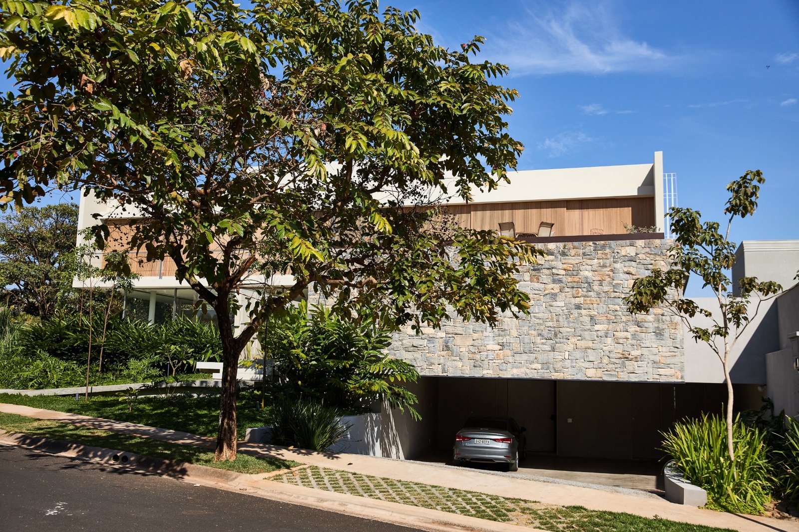 Fachada e garagem